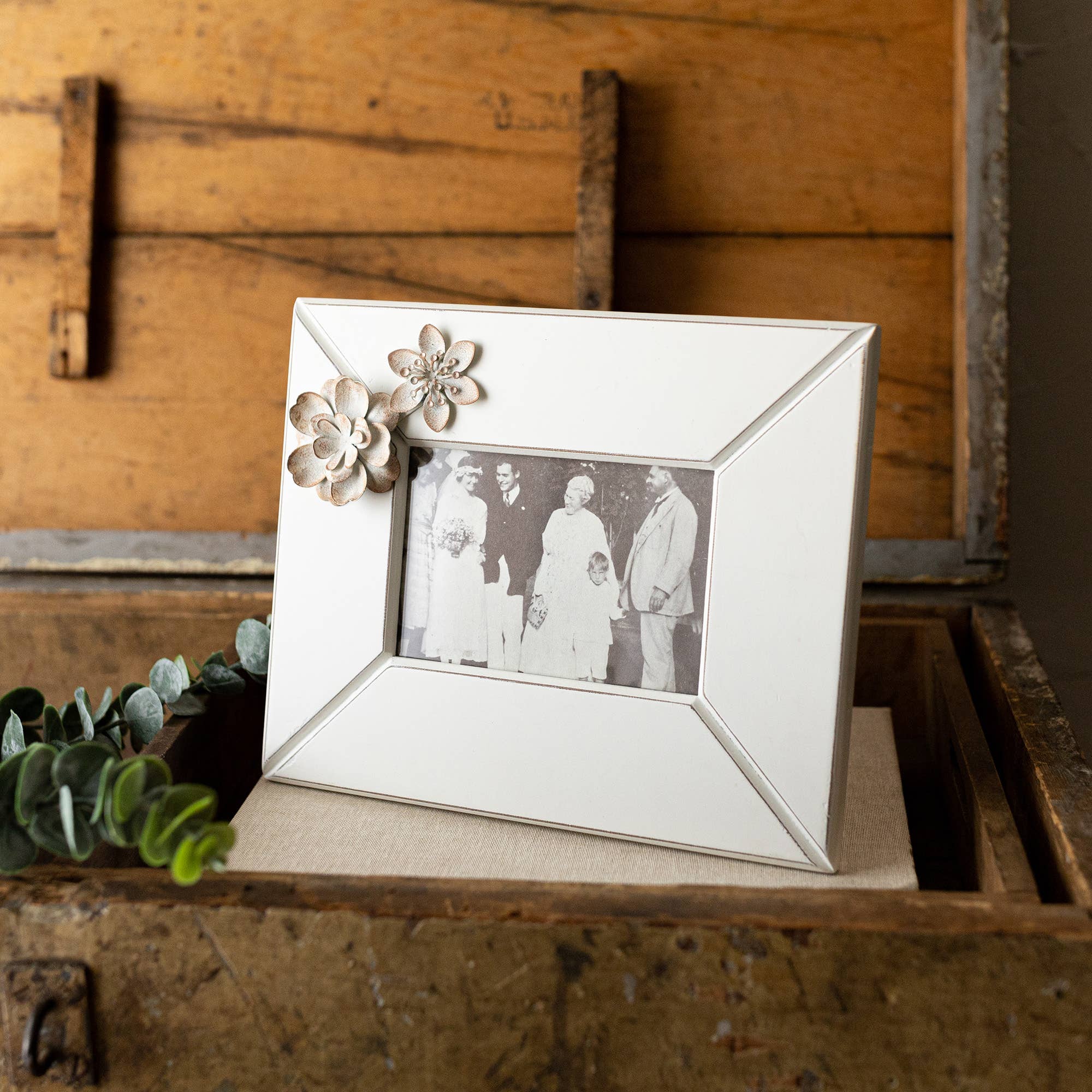 Lyra 4x6 Photo Antique Flower Picture Frame White